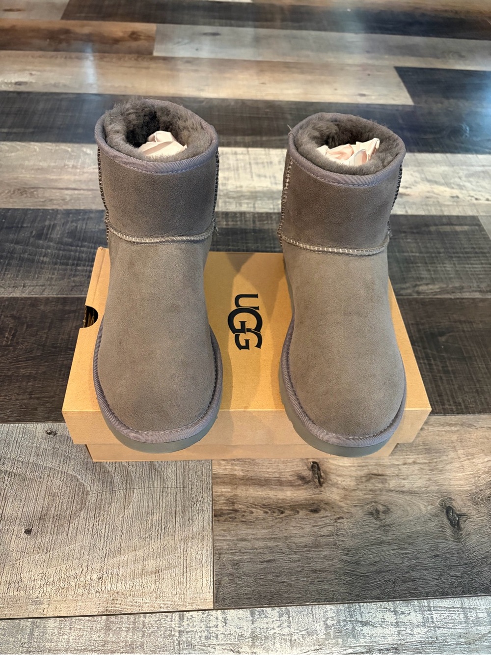 UGG Classic Mini II Gray Suede Sheepskin Boots Women’s 10